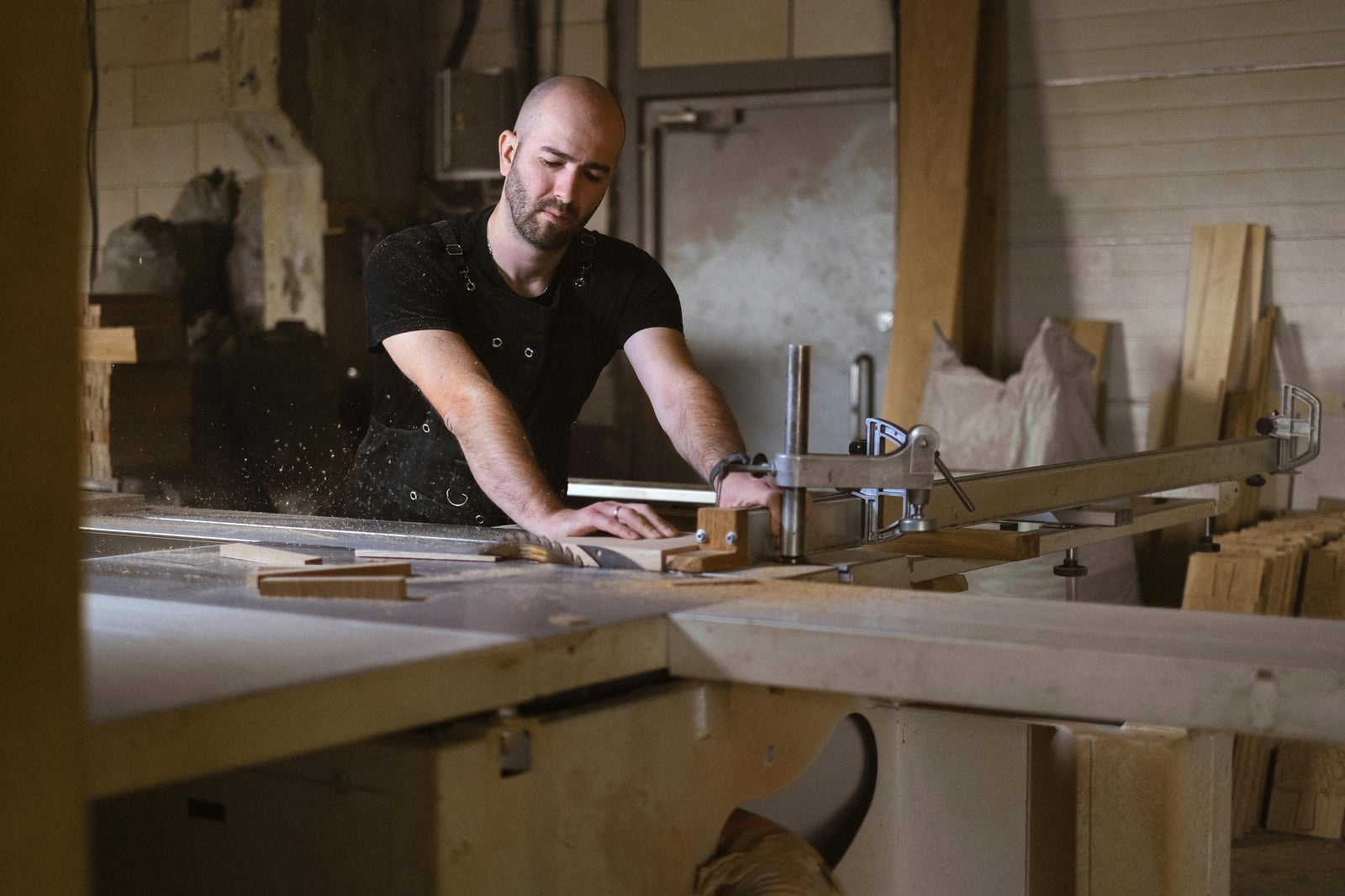 Houten vlonder leggen in de tuin